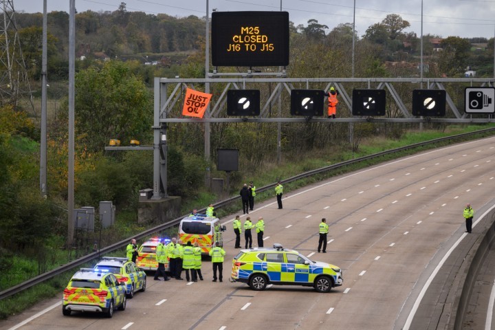 Au Royaume-Uni, des peines de prison inédites pour le blocage d'une autoroute